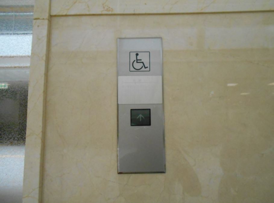 車椅子のエレベーター乗り方 ボタンや鏡にある驚きの優しい工夫とは 障害者のドクゼツ本音とーく