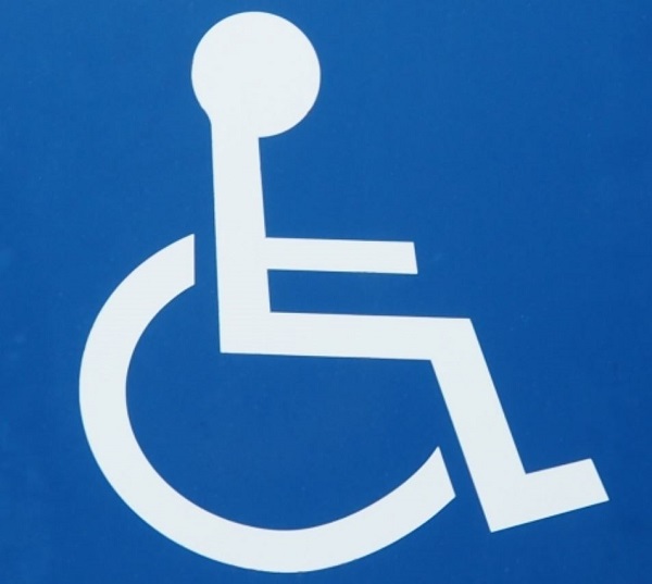 車椅子マークの意味とは 車に貼るのは 駐車場の幅が広い本当の理由を解説 障害者のドクゼツ本音とーく