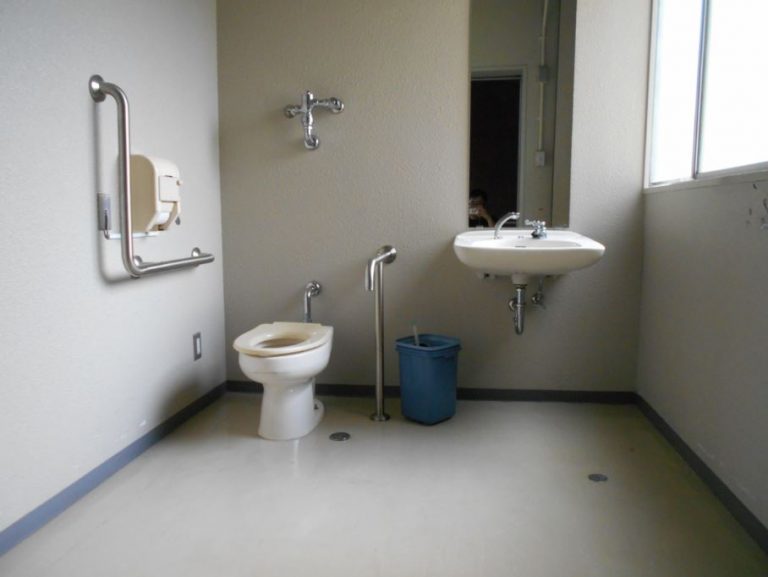 車椅子トイレの寸法とは？広さが確保されている理由やドア幅を解説！ 障害者のドクゼツ本音とーく