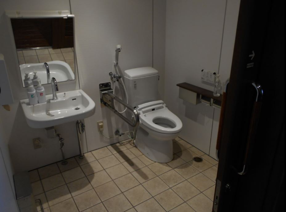 ベビーベッドがないタイプの車椅子用トイレの内部