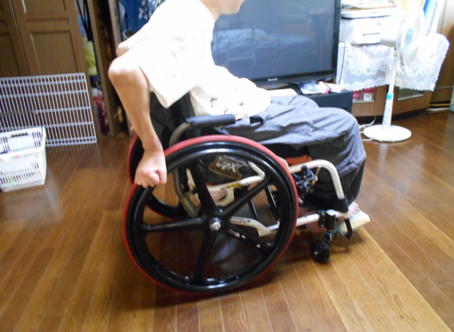 車椅子に座った状態の頚髄損傷者