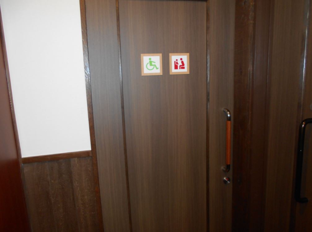 ココス千代田店の車椅子用トイレドア