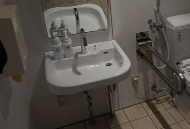 某ファミレスの多目的トイレ内の洗面台