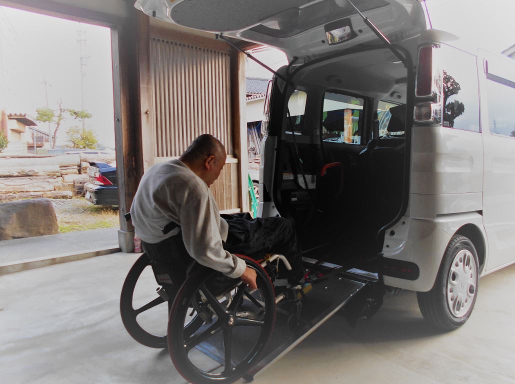 福祉車両で車椅子を固定する方法とは 送迎時の注意事項をユーザーが解説 障害者のドクゼツ本音とーく